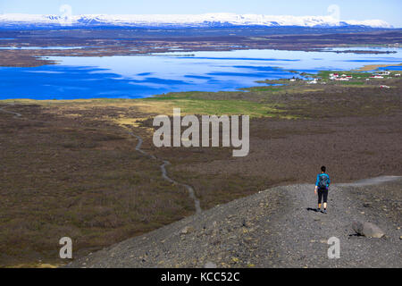 Wanderer am Hverfell (auch Hverfjall genannt) Tephra-Kegel oder Tuffring-Vulkan mit Mývatn See im Hintergrund. Island. Stockfoto