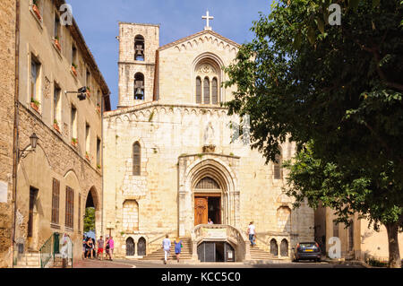 Die Kirche Notre Dame du Puy war früher eine Kathedrale, Sitz des Bischofs von Grasse, Frankreich Stockfoto