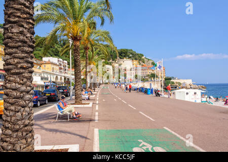 Palmen, weiße Bänke und Radwege am Quai des putschist - Unis - Nizza, Frankreich Stockfoto