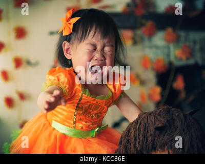 Baby Mädchen weinend auf Ihrem ersten Halloween Party Stockfoto
