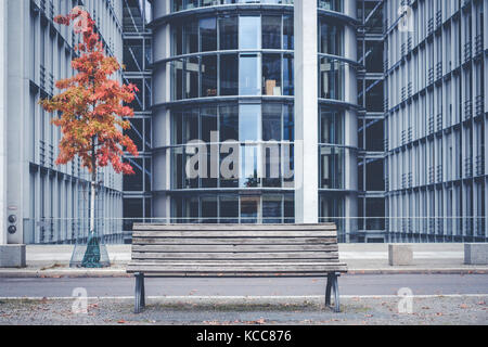 Leere Holzbank draußen modernes Bürogebäude - Stockfoto