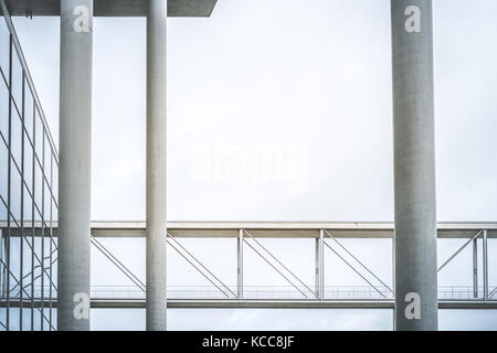 Fußgängerbrücke/erhöhten Laufsteg, Regierungsviertel, Berlin Stockfoto