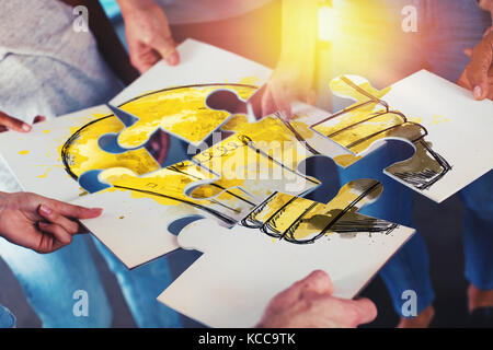 Team der Unternehmer arbeiten zusammen, um eine idee zu realisieren Stockfoto