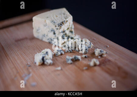 Brie Käse auf Holzbrett, Nahaufnahme, Schnitt Stockfoto