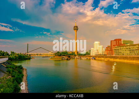 Auf der Suche bei Media Hafen am Rhein in Düsseldorf in Deutschland. Media Harbour mit Rhein-Tower und berühmte Bauwerke im sanften Abendlicht mit ihren Stockfoto