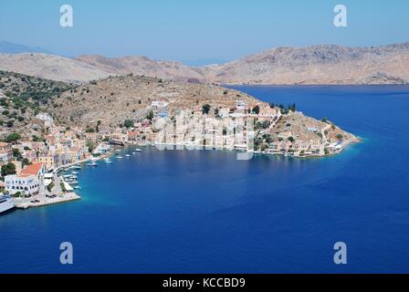 Von oben auf den Hafen von Yialos auf der griechischen Insel Symi, die am 19. Juni 2011. Stockfoto