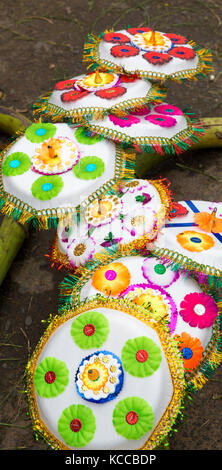 Bunte Sonnenschirme auf der Straße Markt in Indien, für Ganesha Festival. Stockfoto