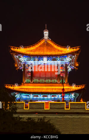 Stadtmauer in der Nacht, Xi'an, China Stockfoto