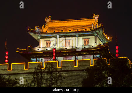 Stadtmauer in der Nacht, Xi'an, China Stockfoto