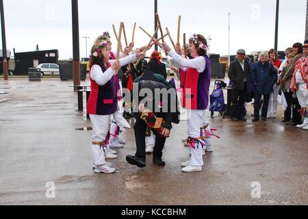 Morris Tänzer im Stade am Meer in Hastings, England während der jährliche Jack im grünen Festival am 4. Mai 2013. Stockfoto