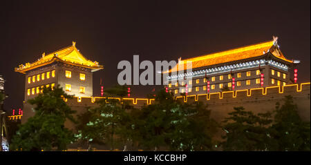 Stadtmauer in der Nacht, Xi'an, China Stockfoto