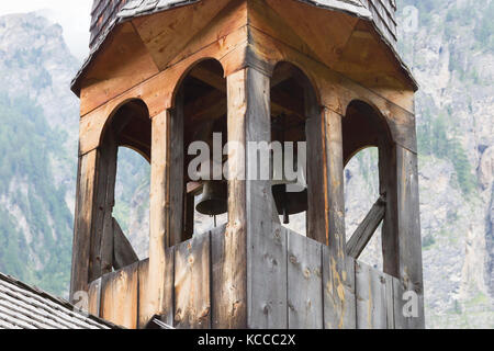 Einfache hölzerne Kirche in Österreich - etwas Wartung Stockfoto