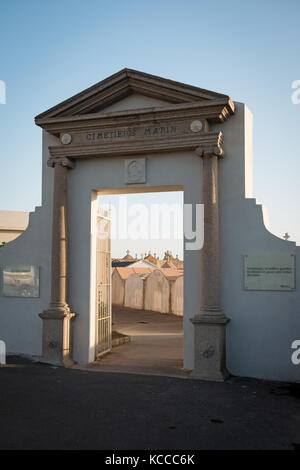 Bonifacio, Korsika, Frankreich - 28.08.2017: Eintritt in die Marine Friedhof in Bonifacio, Korsika, Frankreich Stockfoto