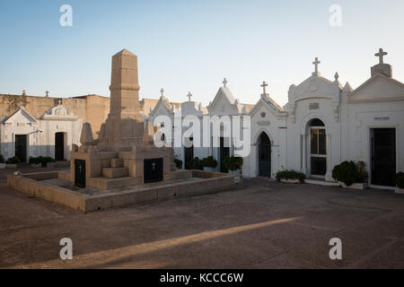 Bonifacio, Korsika, Frankreich - 28.08.2017: Kirche und Kloster st. francis Eglise et Couvent de saint-françois bei Marine Friedhof in Bonifacio, cors Stockfoto