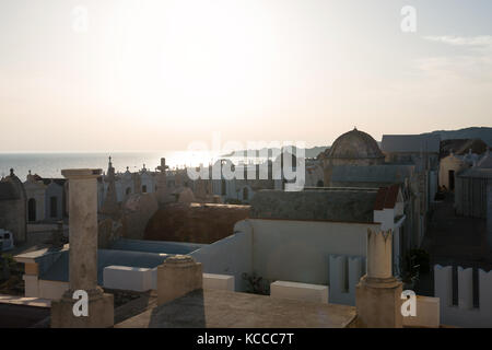 Sonne hinter Gräber von Marine Friedhof in Bonifacio, Korsika, Frankreich Stockfoto