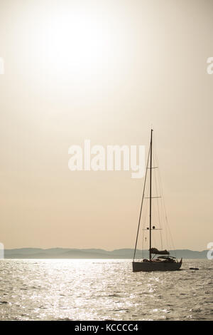 Silhouette von Motorboot bei Sonnenuntergang Stockfoto