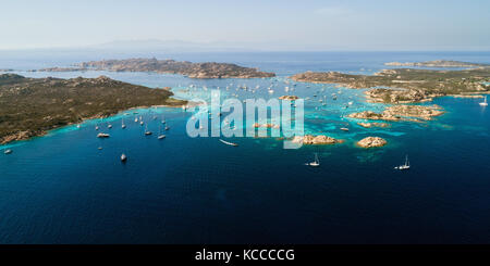 Luftaufnahme von Segelyachten in der Nähe von Inseln zwischen Sardinien und Korsika Stockfoto