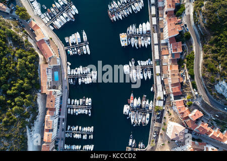 Luftaufnahme von Booten und Yachten in der Marina der historischen Stadt Bonifacio, Korsika, Frankreich Stockfoto