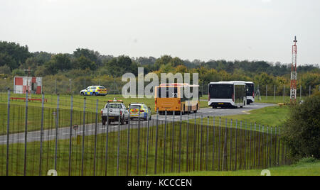 Passagiere in Bussen verlassen das Gebiet in Stansted in Essex, nachdem ein Ryanair-Flugzeug, das von Litauen nach Luton flog, von RAF-Jets zum Flughafen begleitet wurde. Stockfoto