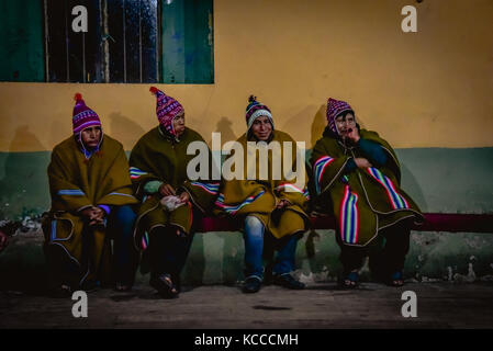 Peruanischen Männer saß auf der Bank in traditioneller Kleidung Stockfoto