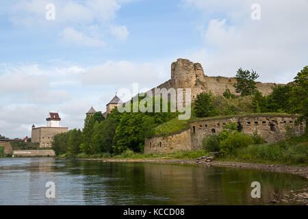 Zwei alte Festung Iwangorod, Russland und Narva, Estland auf dem gegenüberliegenden Ufer des Flusses. Stockfoto