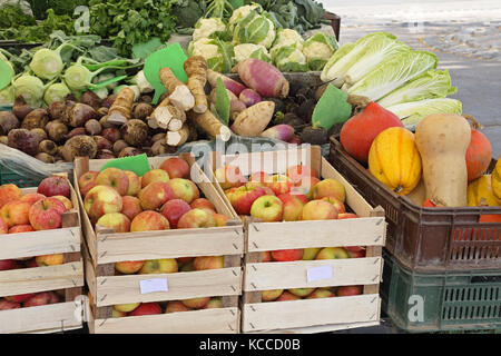 Bio Obst und Gemüse in Kisten in Farmers Market Stall Stockfoto