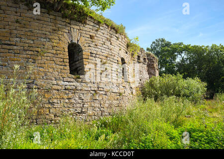 Festung Iwangorod Ruinen. Die runde Ecke Turm mit Schießscharten. Stockfoto