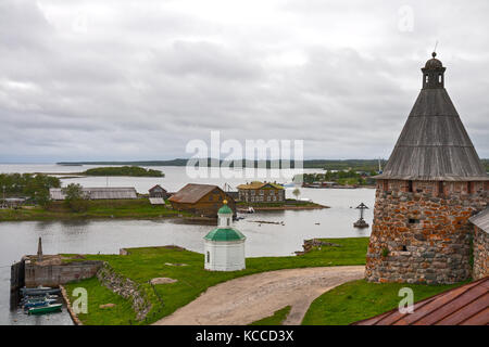 Die solovetsky Inseln. nach oben Blick auf die Bucht von Wohlstand und Hering kap. Stockfoto