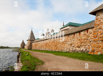 Straße entlang der Mauer des solovetsky Kreml Stockfoto