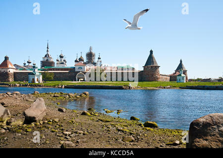 Blick auf solovetsky Kloster aus der Bucht von Wohlbefinden, Russland. Stockfoto