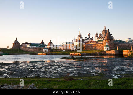 Blick auf solovetsky Kloster bei Sonnenuntergang Stockfoto