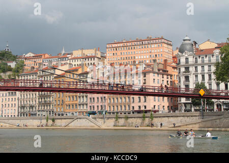 LYON, FRANKREICH, 1. MAI 2014 : der Traversee de Lyon (die Überquerung von Lyon) bringt mehr als 200 Ruderer entlang der Saone bei einem Rennen von 35 km zusammen Stockfoto