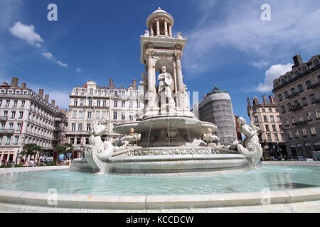 LYON, FRANKREICH, 29. MAI 2014 : erneuter Brunnen auf dem Place des Jacobins. Das alte Lyon feiert in diesem Jahr seine 50-jährige Klassifizierung, von Andre Malraux wh Stockfoto