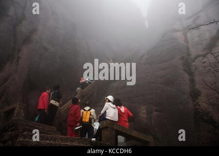 Der Nebel, Nebel Rainny Tag. Stein steile Stufen. Trekking walking wandern Huangshan Berg. Anhui, China. 13. April 2009 Stockfoto