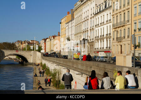 LYON, FRANKREICH, 10. April 2016 : Spaziergang am Sonntagnachmittag in den historischen Stadtteilen, die 1998 zum UNESCO-Weltkulturerbe erklärt wurden, für die außergewöhnliche Stockfoto