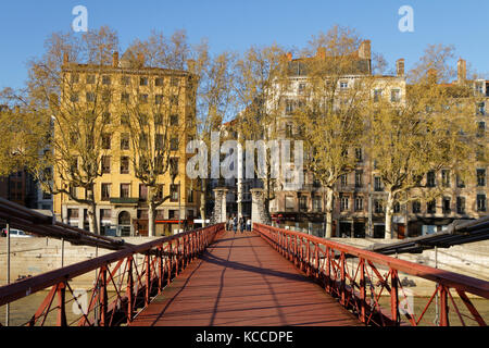 LYON, FRANKREICH, 10. April 2016 : Passerelle Saint-Vincent und die historischen Viertel entlang des Flusses Saone, die 1998 zum UNESCO-Weltkulturerbe erklärt wurden. Stockfoto