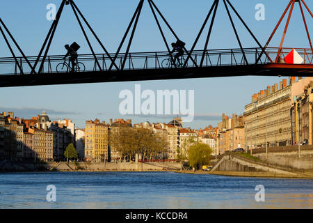 LYON, FRANKREICH, 10. April 2016 : 'Passerelle de l'Homme de la Roche' (Brücke des Felsmenschen) und historische Viertel entlang des Flusses Saone. Stockfoto