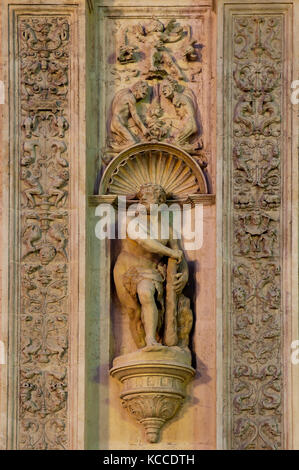 Rathaus - Skulptur von Hercules auf der Fassade (16. Jahrhundert), Sevilla, Andalusien, Spanien, Europa Stockfoto