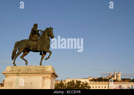 LYON, FRANKREICH, 31. August 2016 : La Place Bellecour ist ein großer Platz im Zentrum von Lyon. In der Mitte ist eine Reiterstatue des Königs Ludwig XIV von Stockfoto