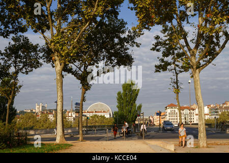 LYON, FRANKREICH, 31. August 2016 : einige der wichtigsten Sehenswürdigkeiten von Lyon, wie die Basilika von Fourviere und die Oper von Lyon, sind von der Rhone-Küste aus gesehen, genannt Quais du R Stockfoto