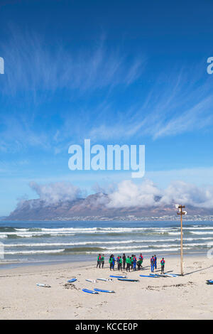 Leute, die surfen Lektion auf muizenburg Beach, Cape Town, Western Cape, Südafrika Stockfoto