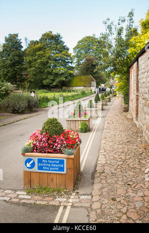 In den engen Gassen im Zentrum des Dorfes Avebury in Wiltshire UK, ein Zeichen setzt eine Grenze auf touristische Parken Stockfoto