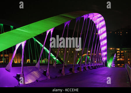 LYON, FRANKREICH, 2. NOVEMBER 2014 : Einweihung der neuen Schumann-Brücke am Fluss Saône durch einen „Sohn et Lumière“ in Anwesenheit des Bürgermeisters von Ly Stockfoto