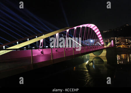 LYON, FRANKREICH, 2. NOVEMBER 2014 : Einweihung der neuen Schumann-Brücke am Fluss Saône durch einen „Sohn et Lumière“ in Anwesenheit des Bürgermeisters von Ly Stockfoto