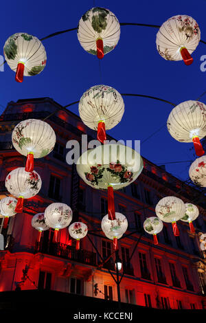 LYON, FRANKREICH, 17. Dezember 2015 : die Hauptfußgängerzone des Stadtzentrums, die 'Rue de la Republique', wird durch Weihnachtsschmuck erhellt. Stockfoto