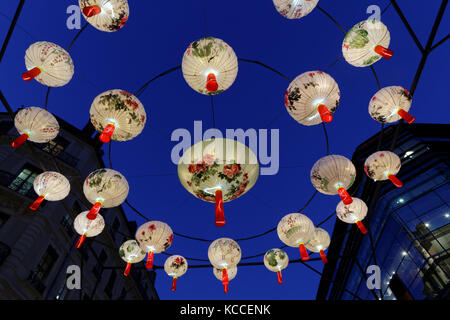 LYON, FRANKREICH, 17. Dezember 2015 : die Hauptfußgängerzone des Stadtzentrums, die 'Rue de la Republique', wird durch Weihnachtsschmuck erhellt. Stockfoto