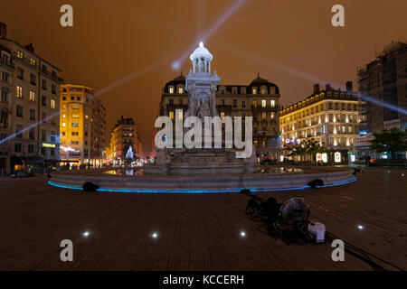 LYON, FRANKREICH, 7. Dezember 2016 : Brunnen auf der Place des Jacobins. Das Lichterfest (französisch: Fete des Lumières) drückt die Dankbarkeit gegenüber Mutter aus Stockfoto