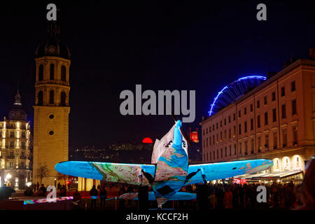 LYON, FRANKREICH, 8. Dezember 2016 : Ein Flugzeug auf dem Place Poncet während des Festival of Lights. Diese Veranstaltung steht in Lyon um den 8th. Dezember mit verschiedenen l Stockfoto