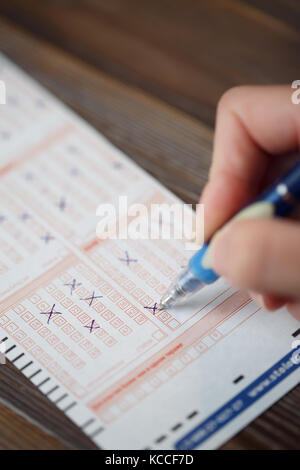Nahaufnahme von Mann Markierung in Lottery ticket Stockfoto