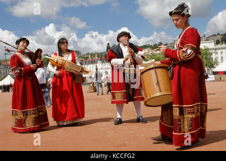 LYON, Frankreich, 14. Mai 2017 : traditionelle Musiker in Renaissance-Kleidung im Stadtteil Vieux-Lyon. Jedes Jahr kehrt Lyon in die Vergangenheit zurück, um sie zu feiern Stockfoto